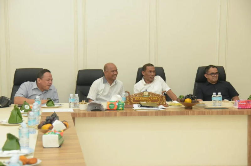 Ketua DPRA Zulfadhli, A.Md., menerima kunjungan silaturahmi Kepala Kejaksaan Tinggi Aceh, T. Rahmatsyah, S.H., M.H., M.Kn.,
di rumah dinas Ketua DPRA, Banda Aceh.
Minggu (27/09/2026). 