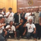 Sayuti Achmad menyerahkan berkas pendaftaran sebagai bakal calon ketua PWI Aceh kepada panitia Konferensi Provinsi (Konferprov) XIII, di kantor PWI Aceh Senin,
(19/10/2026). 