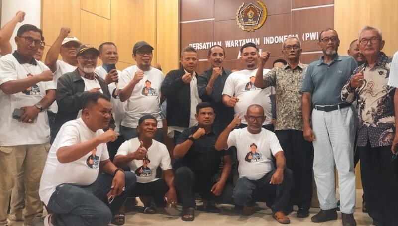 Sayuti Achmad menyerahkan berkas pendaftaran sebagai bakal calon ketua PWI Aceh kepada panitia Konferensi Provinsi (Konferprov) XIII, di kantor PWI Aceh Senin,
(19/10/2026). 