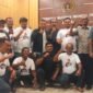 Sayuti Achmad menyerahkan berkas pendaftaran sebagai bakal calon ketua PWI Aceh kepada panitia Konferensi Provinsi (Konferprov) XIII, di kantor PWI Aceh Senin,
(19/10/2026). 