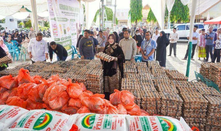 Wali Kota Banda Aceh, Illiza Sa’aduddin Djamal  meninjau kegiatan Peninjauan Pangan Murah di Gampong Lamlagang, Kamis (14/10/2026).