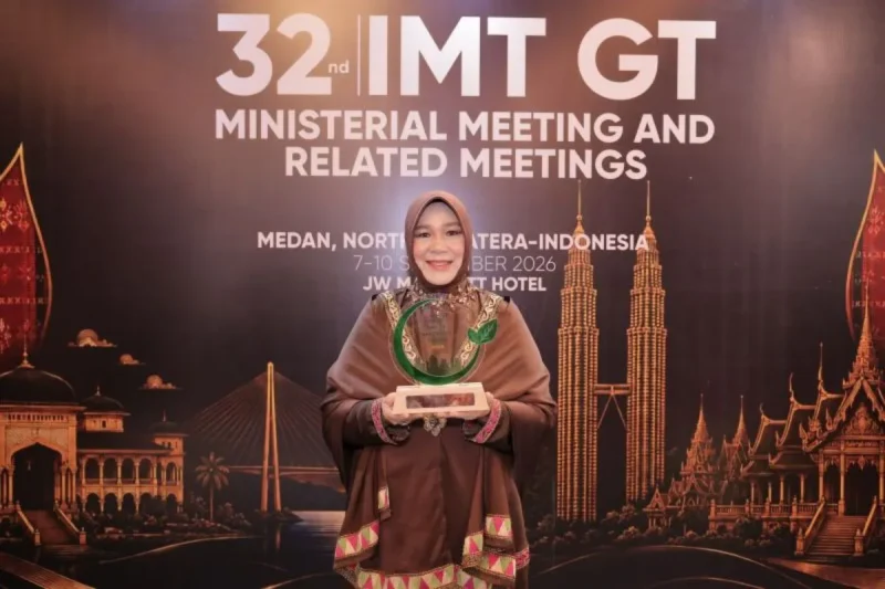 Illiza Sa’aduddin Djamal menerima penghargaan 1st IMT-GT Green City Award kategori Solid Waste Management – Silver Award dalam rangkaian Gala Dinner 32nd IMT-GT Ministerial Meeting and Related Meetings di Ballroom JW Marriott Hotel Medan, Rabu malam (9/9/2026).