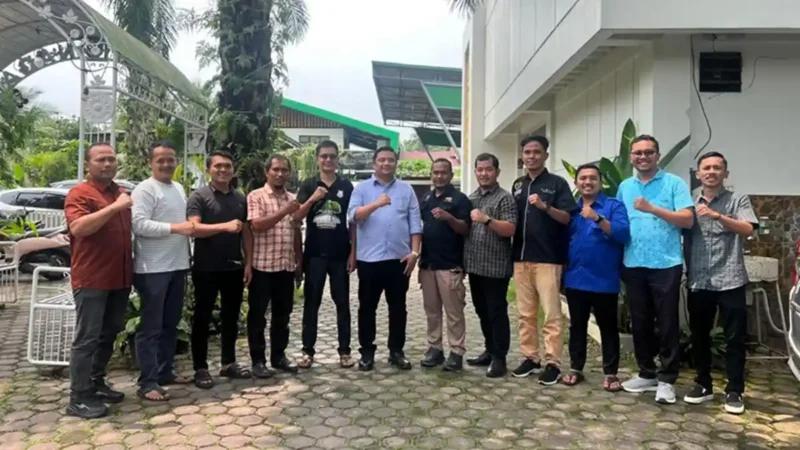 Anggota DPRA, Edi Kamal, bersilaturahmi dengan pengurus Persatuan Wartawan Indonesia (PWI) Kabupaten Nagan Raya di Green Nagan, Kecamatan Kuala, Kamis (15/10/2026).