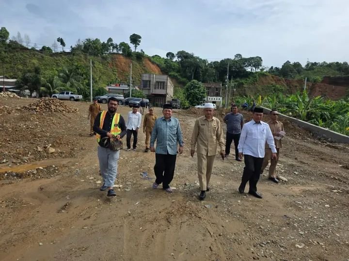 Kepala Dinas Syariat Islam Aceh, Dr. H. Misran Fuadi, S.Ag., M.AP.,  peninjauan lokasi  pembangunan venue utama Musabaqah Tilawatil Qur'an (MTQ) Provinsi Aceh Tahun 2027 di (Abdya) pada Senin, (26/10/2026).