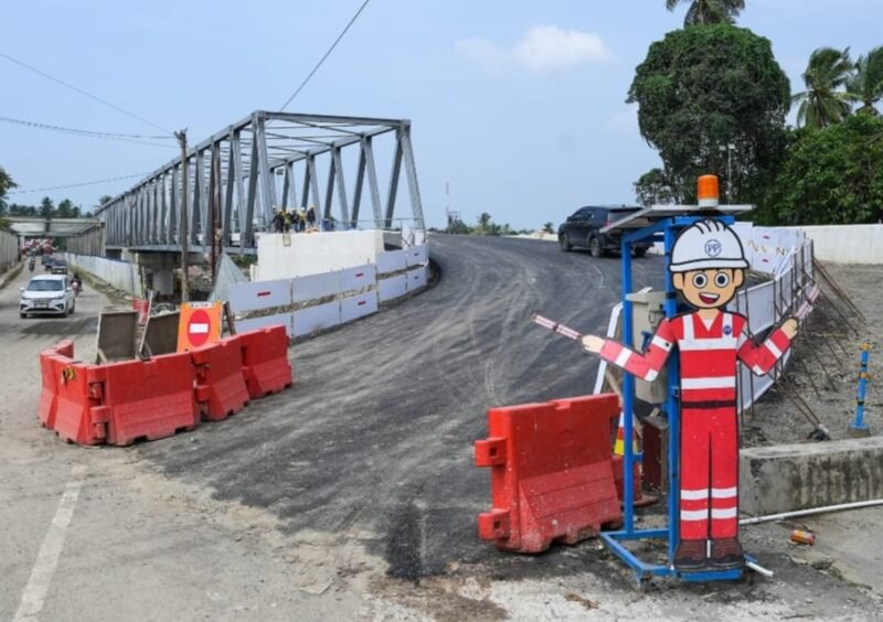 Jembatan rangka baja Teupin Mane di ruas jalan nasional Bireuen–Takengon, Kabupaten Bireuen, yang telah rampung dibangun dan dipersiapkan untuk dibuka secara fungsional pada Jumat (2/10/2026). Foto: (Dok. PT PP)