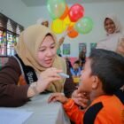 Bunda PAUD Kabupaten Aceh Besar, Hj Rita Mayasari turut mengecek kesehatan murid PAUD, di PAUD Negeri Leupung, Gampong Meunasah Mesjid, Kecamatan Leupung, Aceh Besar, Kamis (1/10/2026).