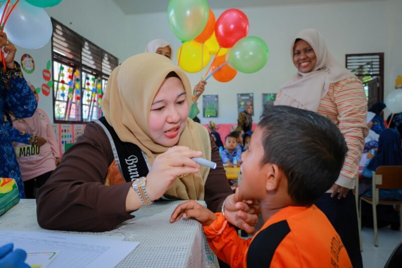 Bunda PAUD Kabupaten Aceh Besar, Hj Rita Mayasari turut mengecek kesehatan murid PAUD, di PAUD Negeri Leupung, Gampong Meunasah Mesjid, Kecamatan Leupung, Aceh Besar, Kamis (1/10/2026).