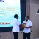 kepada Kepala Bappeda Aceh Besar, Agus Husni, S.Pd., yang mewakili Bupati Aceh Besar, H. Muharram Idris. Penyerahan berlangsung pada kegiatan Bimbingan Teknis Pengisian IPKD di Aula Prof. Madjid Ibrahim, Kantor Bappeda Aceh, Rabu (30/9/2026).