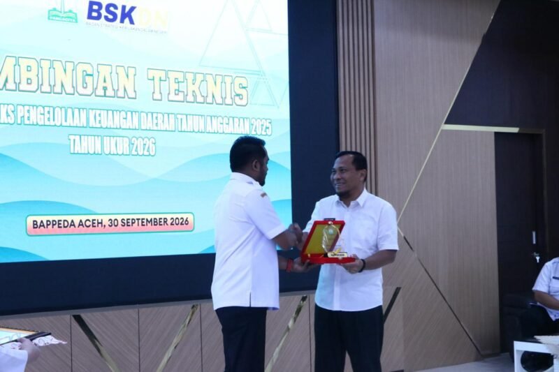 kepada Kepala Bappeda Aceh Besar, Agus Husni, S.Pd., yang mewakili Bupati Aceh Besar, H. Muharram Idris. Penyerahan berlangsung pada kegiatan Bimbingan Teknis Pengisian IPKD di Aula Prof. Madjid Ibrahim, Kantor Bappeda Aceh, Rabu (30/9/2026).