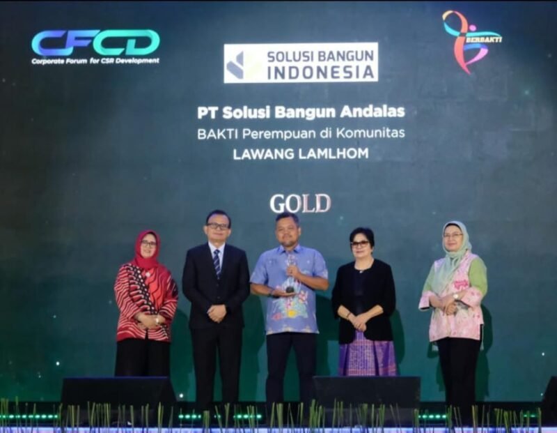 General Affairs & Community Relation Manager Solusi Bangun Andalas, Tafaul Rijal menerima penghargaan Gold kategori Bakti Perempuan di Komunitas melalui program Lansia Wanita Tangguh dari Lamlhom (LAWANG LAMLHOM) pada ajang Perempuan Berbakti 2026 yang diselenggarakan Corporate Forum for CSR Development (CFCD) di Binakarna Hall, Hotel Bidakara, Jakarta, Selasa (29/9/2026). Foto: (Humas PT SBA).