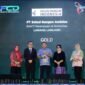 General Affairs & Community Relation Manager Solusi Bangun Andalas, Tafaul Rijal menerima penghargaan Gold kategori Bakti Perempuan di Komunitas melalui program Lansia Wanita Tangguh dari Lamlhom (LAWANG LAMLHOM) pada ajang Perempuan Berbakti 2026 yang diselenggarakan Corporate Forum for CSR Development (CFCD) di Binakarna Hall, Hotel Bidakara, Jakarta, Selasa (29/9/2026). Foto: (Humas PT SBA).
