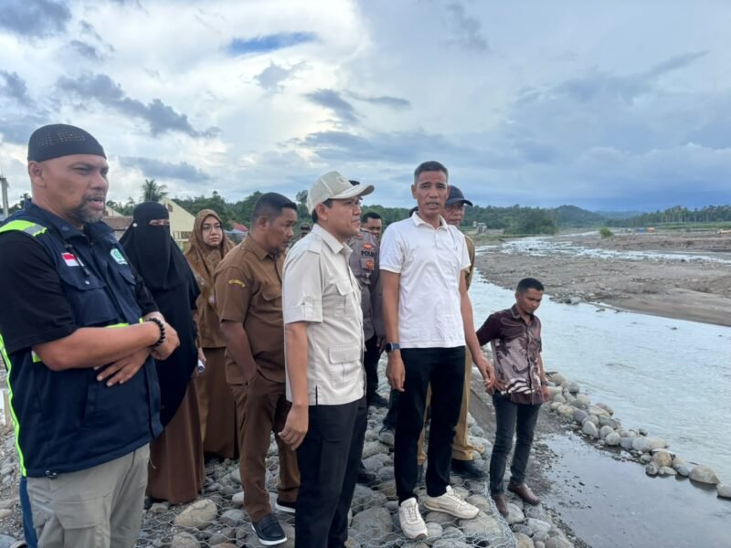 Wakil Gubernur Aceh, H. Fadhlullah melakukan peninjauan sejumlah infrastruktur dan kawasan sungai di Kabupaten Pidie Jaya, Kabupaten Bireuen, dan Kabupaten Aceh Utara, Senin (5/10/2026).