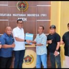 T. Haris Fadhillah bersama panitia Konferprov dan tim pemenangan berfoto bersama usai penyerahan berkas pendaftaran bakal calon Ketua PWI Aceh periode 2026–2031 di Sekretariat PWI Aceh, Banda Aceh, Sabtu (10/10/2026). Foto: (Panitia Konferprov PWI Aceh).