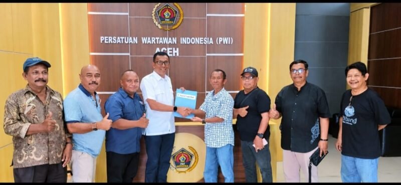 T. Haris Fadhillah bersama panitia Konferprov dan tim pemenangan berfoto bersama usai penyerahan berkas pendaftaran bakal calon Ketua PWI Aceh periode 2026–2031 di Sekretariat PWI Aceh, Banda Aceh, Sabtu (10/10/2026). Foto: (Panitia Konferprov PWI Aceh).