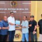 T. Haris Fadhillah bersama panitia Konferprov dan tim pemenangan berfoto bersama usai penyerahan berkas pendaftaran bakal calon Ketua PWI Aceh periode 2026–2031 di Sekretariat PWI Aceh, Banda Aceh, Sabtu (10/10/2026). Foto: (Panitia Konferprov PWI Aceh).