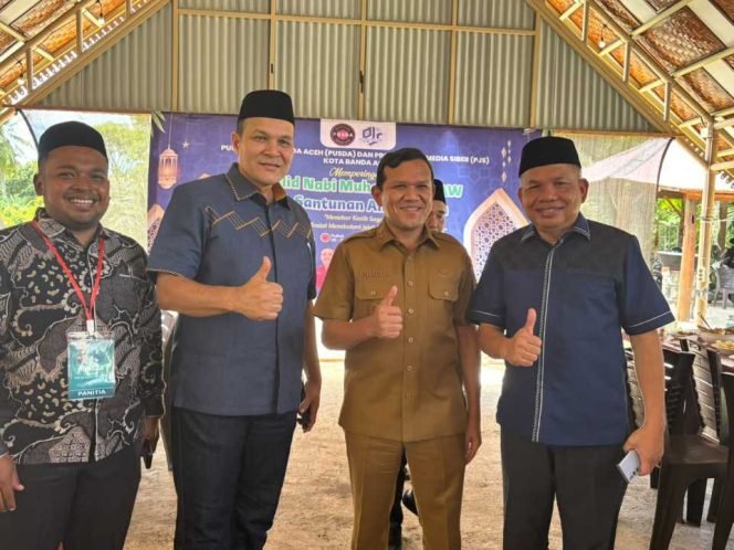 Anggota DPRA, Ilmiza Sa'aduddin Djamal, menghadiri peringatan Maulid Nabi Muhammad SAW sekaligus penyerahan santunan anak yatim yang digelar Pusat Studi Pemuda Aceh (PUSDA) bersama Pro Jurnalis Media Siber (PJS) Kota Banda Aceh, di Pangsago Kupi, Banda Aceh, Senin (12/10/2026).