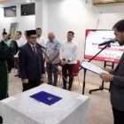 Mualem, melantik Taufik, S.T., M.Si., sebagai Pejabat Sekretaris Daerah (Sekda) Aceh dalam prosesi pelantikan yang berlangsung pada Selasa (13/10/2026).