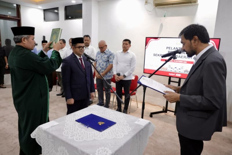 Mualem, melantik Taufik, S.T., M.Si., sebagai Pejabat Sekretaris Daerah (Sekda) Aceh dalam prosesi pelantikan yang berlangsung pada Selasa (13/10/2026).