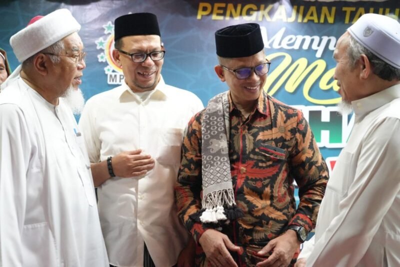 Ketua Fraksi Demokrat DPRK Banda Aceh sekaligus Wali MPTT-I Kecamatan Banda Raya, Muhamad Arifin, SE, menghadiri Majelis Pengkajian Tauhid Tasawuf Indonesia (MPTT-I) di Banda Aceh bersama para tuan guru dari Malaysia. 