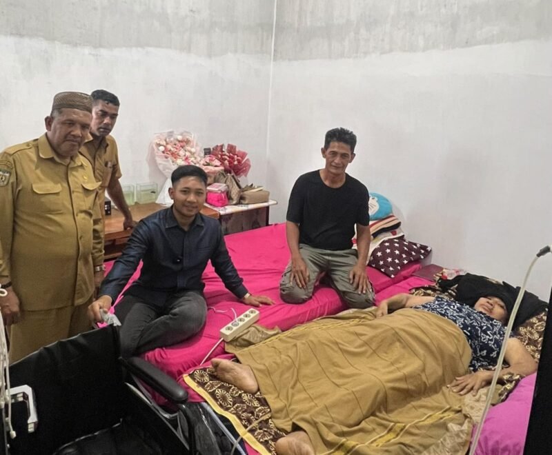 Anggota DPRK Kota Banda Zidan Al Hafidh, S.Ked., MM, menyalurkan bantuan delapan unit kursi roda kepada warga kurang mampu di Kecamatan Kuta Alam, Banda Aceh, Senin (12/10/2026).