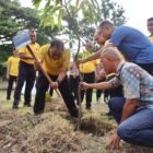Irjen Pol. Ruddi Setiawan bersama masyarakat melaksanakan penanaman pohon di halaman belakang Mapolda Aceh, Jumat, (16/10/2026).