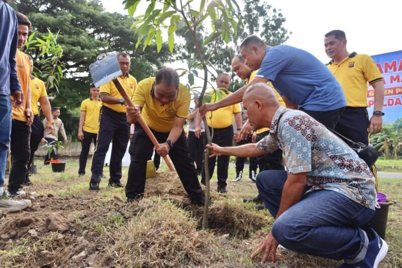Irjen Pol. Ruddi Setiawan bersama masyarakat melaksanakan penanaman pohon di halaman belakang Mapolda Aceh, Jumat, (16/10/2026).