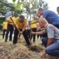 Irjen Pol. Ruddi Setiawan bersama masyarakat melaksanakan penanaman pohon di halaman belakang Mapolda Aceh, Jumat, (16/10/2026).