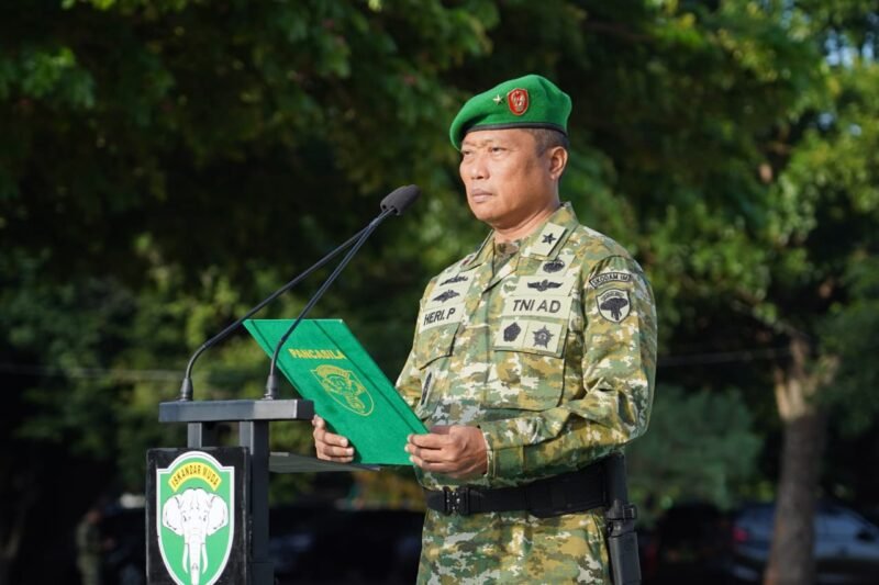 Brigadir Jenderal TNI Heri Purwanto, S.E., mewakili Panglima Kodam Iskandar Muda (Pangdam IM), Brigadir Jenderal TNI Mahesa Fitriadi, bertindak sebagai Inspektur Upacara pada Upacara Bendera Bulanan yang berlangsung di Lapangan Blang Padang, Kota Banda Aceh, Senin (19/10/2026).