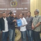 Tarmilin Usman, SE, M.Si menyerahkan persyaratan sebagai bakal calon (Balon) Ketua Dewan Kehormatan Provinsi (DPW) PWI 2026-2031,Penyerahan persyaratan berlangsung di Gedung PWI Aceh, Senin (19/10/2026).