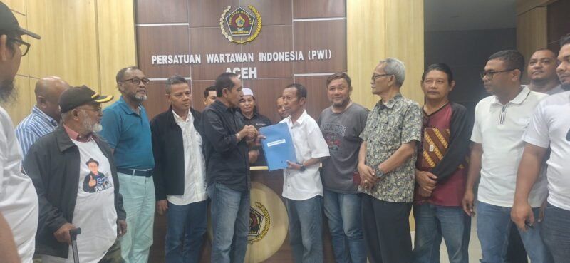 Tarmilin Usman, SE, M.Si menyerahkan persyaratan sebagai bakal calon (Balon) Ketua Dewan Kehormatan Provinsi (DPW) PWI 2026-2031,Penyerahan persyaratan berlangsung di Gedung PWI Aceh, Senin (19/10/2026).