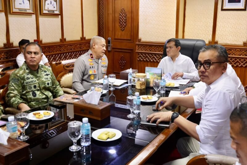 Wakil Gubernur (Wagub) Aceh, Fadhlullah (Dek Fadh), rapat tindak lanjut hasil rakor penanganan dan pengelolaan daerah aliran sungai yang berlangsung secara virtual, di Ruang Rapat Wakil Gubernur Aceh, Jumat (2/10/2026).
