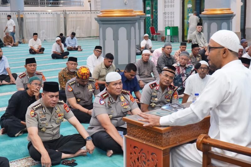 Brigjen Pol. Latif Usman melaksanakan kegiatan Subuh Keliling (Suling) di Masjid Oman Al-Makmur, Banda Aceh, Sabtu, (24/10/2026).