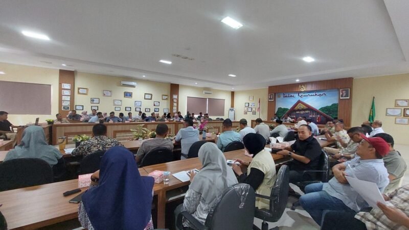 Rapat Koordinasi Persiapan Penilaian Adipura 2026 di Balai Keurukon, Banda Aceh, Jumat (30/10/2026).