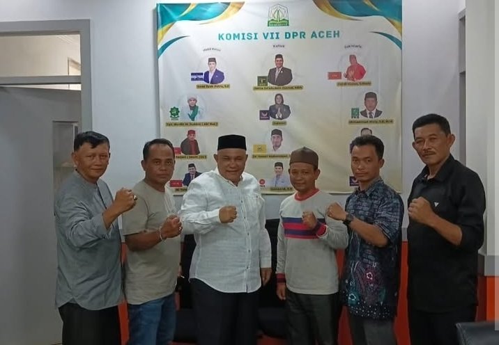 Anggota DPRA, Yahdi Hasan, menerima kunjungan kerja dan audiensi dari lima Kepala Desa (Reje) se-Kecamatan Atu Lintang, Kabupaten Aceh Tengah, di ruang kerjanya, Gedung DPRA, Banda Aceh, Jumat (9/10/2026).