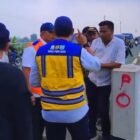 Anggota DPRA dari Fraksi PKB, Munawar AR yang akrab disapa Ngohwan, Turun Langsung Bersama Dinas Terkait di persimpangan Jembatan Cot Iri, Jumat (16/10/2026).