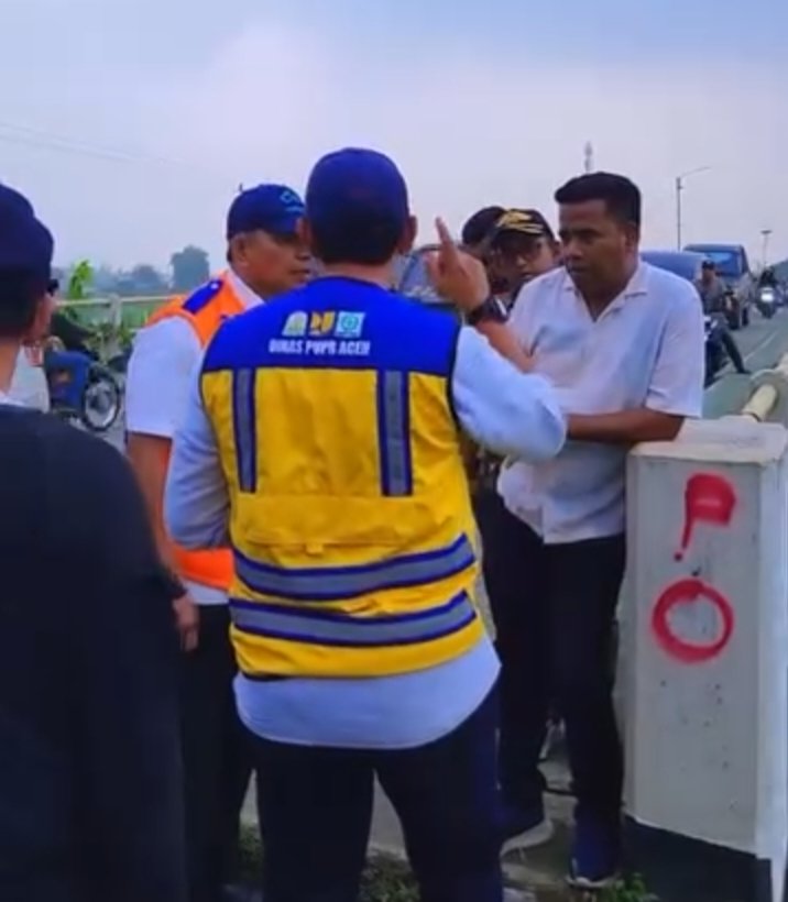 Anggota DPRA dari Fraksi PKB, Munawar AR yang akrab disapa Ngohwan,  Turun Langsung Bersama Dinas Terkait  di persimpangan Jembatan Cot Iri, Jumat (16/10/2026).
