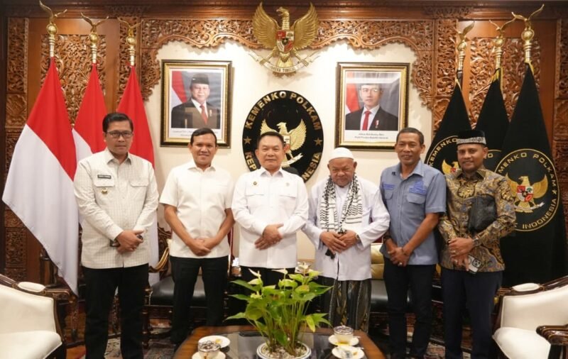 Ketua Dewan Perwakilan Rakyat Aceh (DPRA) Zulfadhli silaturahmi bersama dengan Menko Polkam Dudung Abdurachman, dan dihadiri juga oleh Wakil Gubernur Aceh Fadhlullah, Imam Besar Masjid Raya Baiturrahman Tgk. Muhammad Ali (Abu Paya Pasi), serta Ketua Komisi I DPRA Muharuddin,di Jakarta, Selasa (13/10/2026).