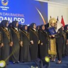 Anggota DPRA, Martini, S.Pd., M.H., resmi menjabat sebagai Ketua Dewan Pimpinan Wilayah (DPW) Garda Wanita (Garnita) Malahayati Partai NasDem Aceh. Pelantikan berlangsung di Tower NasDem Aceh, Banda Aceh, Kamis (15/10/2026).