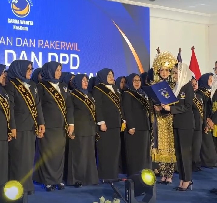 Anggota DPRA, Martini, S.Pd., M.H., resmi menjabat sebagai Ketua Dewan Pimpinan Wilayah (DPW) Garda Wanita (Garnita) Malahayati Partai NasDem Aceh. Pelantikan berlangsung di Tower NasDem Aceh, Banda Aceh, Kamis (15/10/2026).