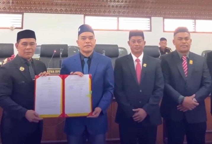 Anggota DPRK Aceh Besar secara resmi menetapkan Rancangan Qanun Perubahan Anggaran Pendapatan dan Belanja Kabupaten (APBK) Tahun 2026 menjadi Qanun, Senin (28/09/2026).