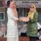 Anggota DPRA, Hj. Salmawati yang akrab disapa Bunda Salma, menyerahkan bantuan berupa Al-Qur'an dan peralatan olahraga kepada SMA Negeri 1 Tanah Jambo Aye, Kabupaten Aceh Utara, Jumat (16/10/2026).