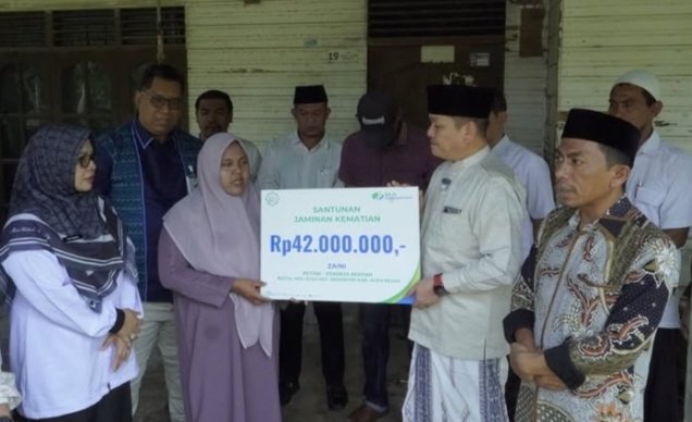 Ketua Badan Baitul Mal Aceh, Tgk. Muhammad Yunus, bekerja sama dengan BPJS Ketenagakerjaan menyalurkan santunan Jaminan Kematian (JKM) kepada dua ahli waris pekerja rentan di Gampong Lampupok Baro, Kecamatan Indrapuri, Kabupaten Aceh Besar, Rabu (21/10/2026)