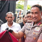 Kapolri Jenderal Polisi Dr. (H.C.) Suyudi Ario Seto, S.I.K., S.H., didampingi Ketua DPRA Zulfadhli,  di Kampung Dayah Tanoh, Gampong Ulee Tutue, Kecamatan Mutiara Timur, Kabupaten Pidie, Jumat (23/10/2026).