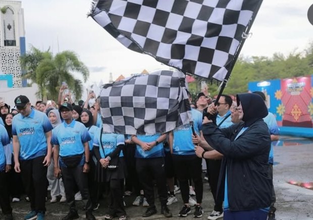 Wali Kota Banda Aceh, Illiza Sa’aduddin Djamal, melepas peserta QRIS Funwalk dalam rangkaian kegiatan Meuseuraya Festival 2026,
diselenggarakan pada (25/10/2026) di Balee Meuseuraya Aceh. 
