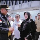 Wali Kota Illiza menyambut kedatangan (Kapolri), Jenderal Polisi Suyudi Ario Seto, di Bandara Internasional Sultan Iskandar Muda (SIM), Kabupaten Aceh Besar, Jumat (23/10/2026).