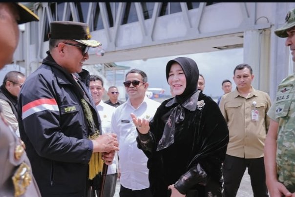 Wali Kota Illiza menyambut kedatangan  (Kapolri), Jenderal Polisi Suyudi Ario Seto, di Bandara Internasional Sultan Iskandar Muda (SIM), Kabupaten Aceh Besar, Jumat (23/10/2026).