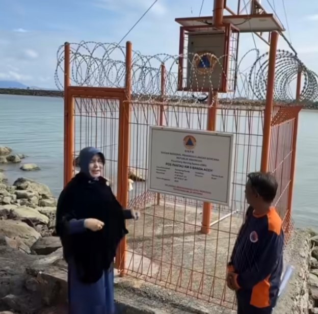 Wali Kota Banda Aceh, Illiza Sa'aduddin Djamal,  telah memasang Sistem Peringatan Dini atau Early Warning System (EWS) di lima titik strategis wilayah kota  Salah satu lokasi pemasangan berada di Gampong Pande, Banda Aceh, pada Kamis, (8/10/2026) 