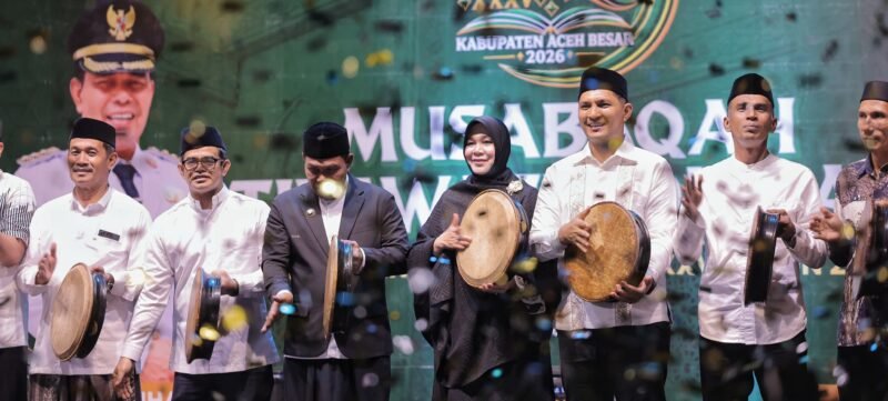 Wali Kota Banda Aceh, Illiza Sa'aduddin Djamal, bersama Wakil , Afdhal Khalilullah, menghadiri upacara pembukaan Musabaqah Tilawatil Qur'an (MTQ) ke-35 Tingkat Kabupaten Aceh Besar. Kegiatan berlangsung di Kuta Baro, Kabupaten Aceh Besar, pada Jumat, (24/10/2026).