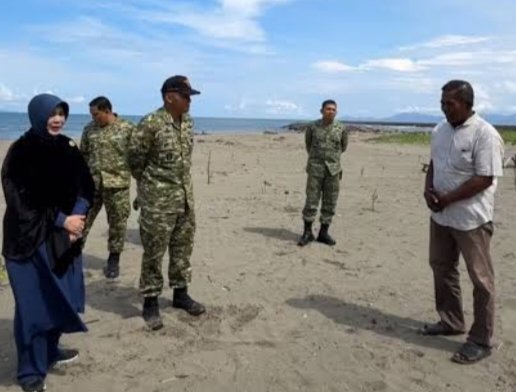Wali Kota Banda Aceh, Illiza Sa'aduddin Djamal, bersama Kolonel Inf. Faurizal Noerdin dan warga setempat di kawasan pesisir Banda Aceh pantai, Sabtu (10/10/2026).