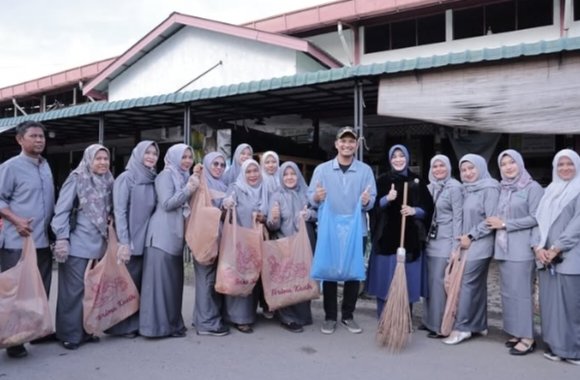 Wakil Wali Kota Banda Aceh, Afdhal Khalilullah, ikut serta langsung dalam kegiatan gotong royong membersihkan lingkungan bersama Wali Kota Banda Aceh, Illiza Sa’aduddin Djamal, di Pasar Al Mahira dan kawasan Pantai Ulee Lheue.